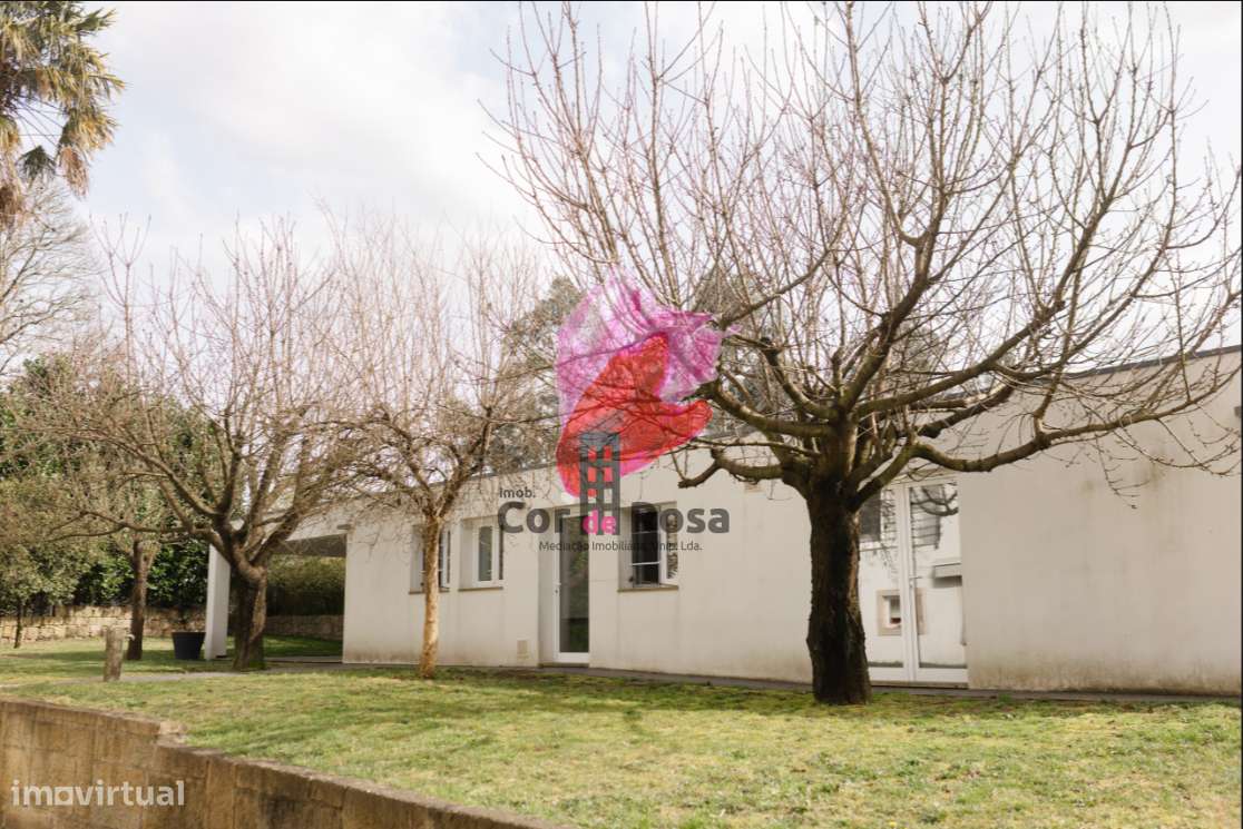 Casa Independente T4 + 2 com Piscina em Localização Privilegiada-15