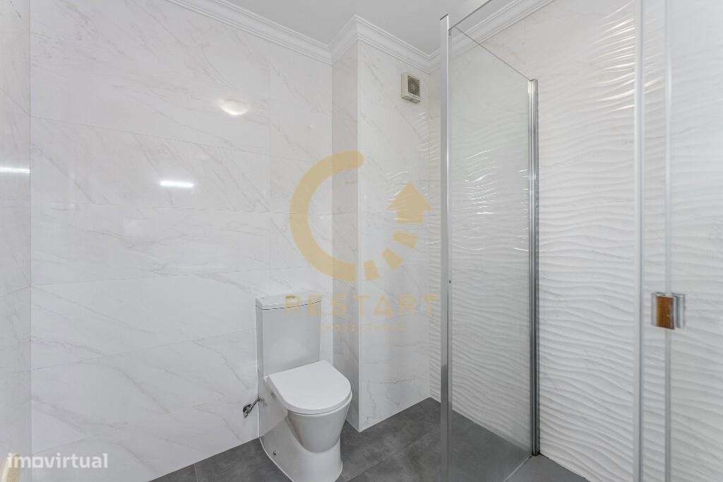 Apartamento T3 com excelente exposição solar, box fechada e junto ao m-32