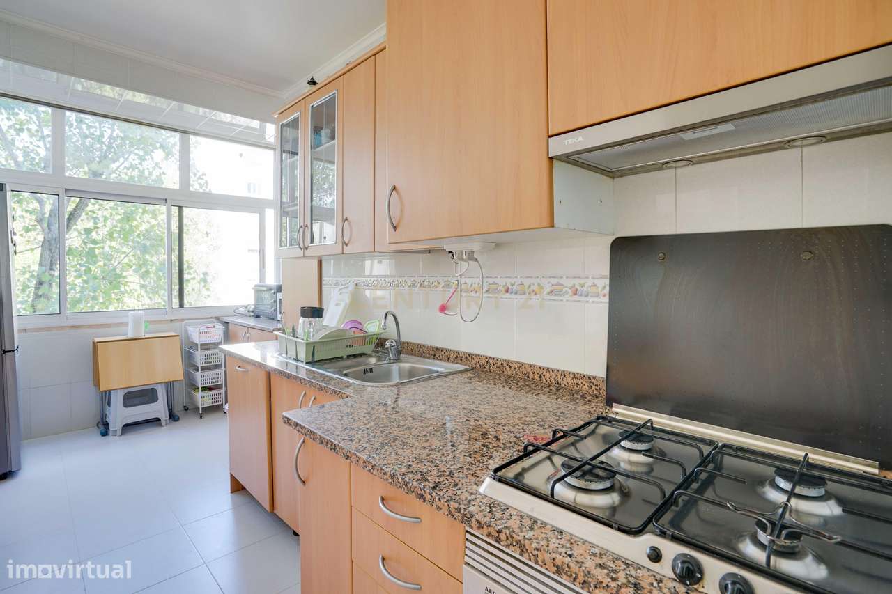 Apartamento T3 pleno de luminosidade em zona premium de Benfica-26