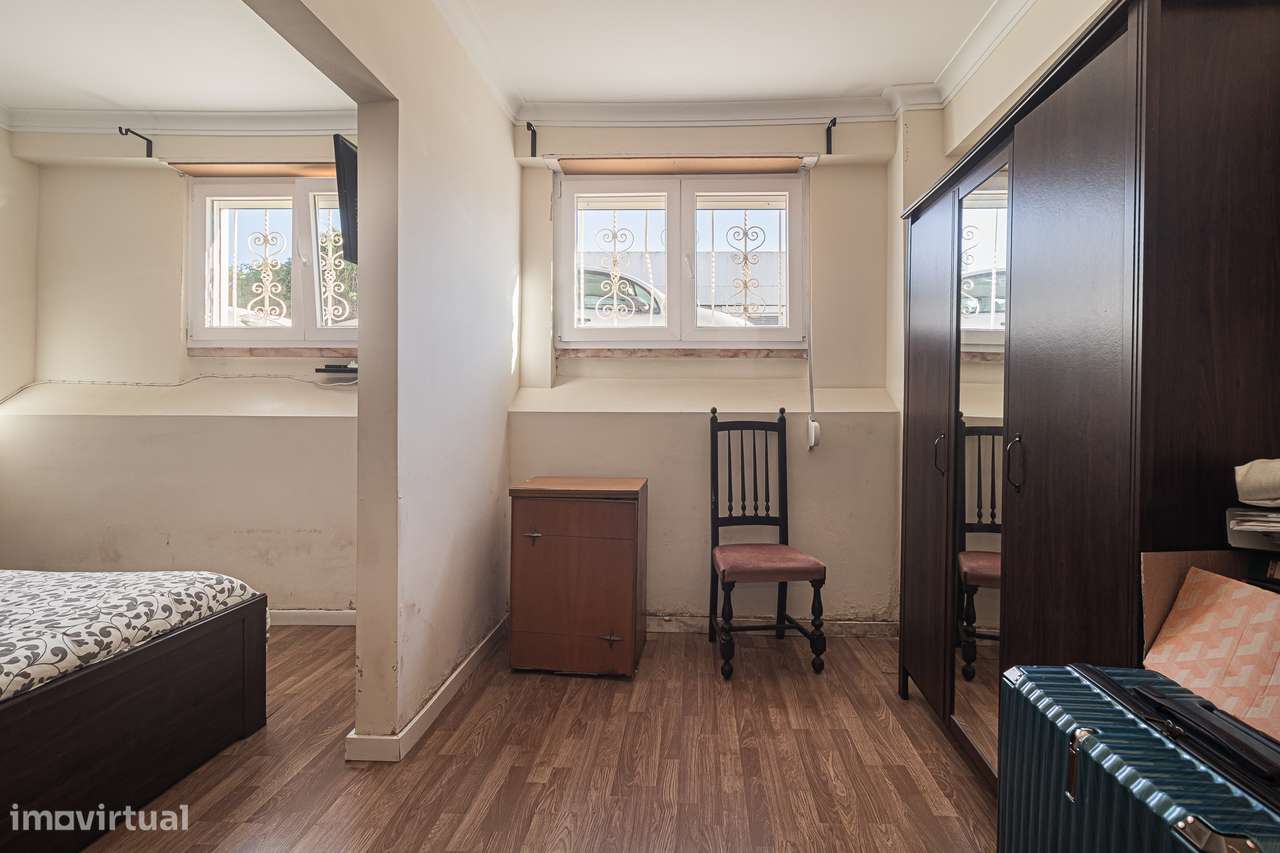 Apartamento T3 com Quintal na Amadora-16