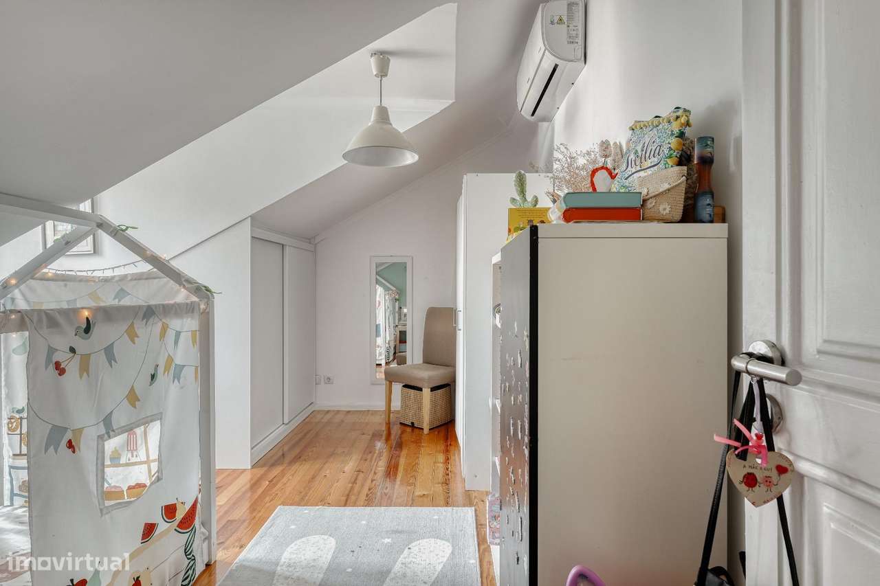 Apartamento T2 Renovado no Último Andar em Alcântara-13