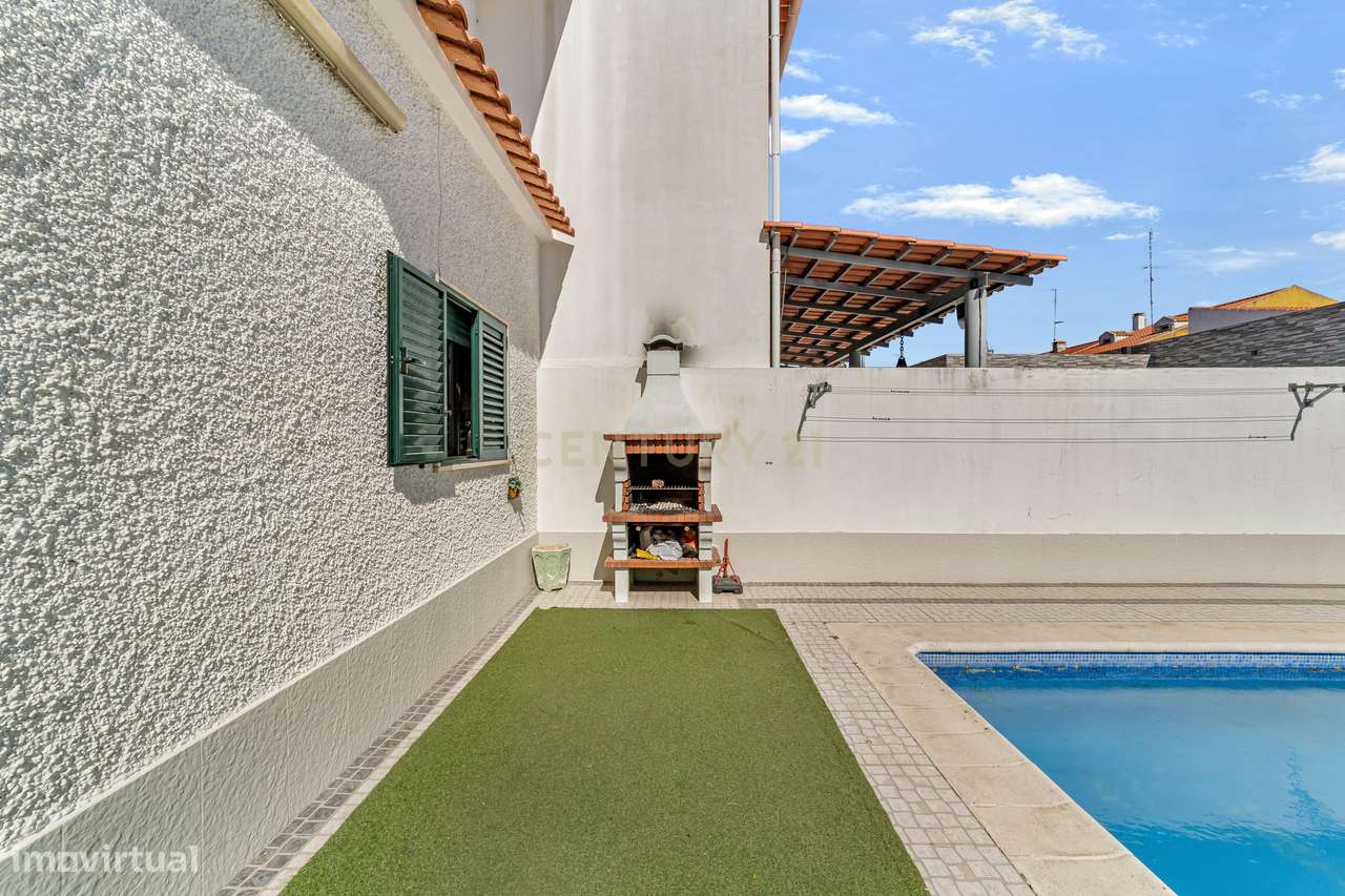 MORADIA T5 COM GARAGEM E PISCINA, 327 M² DE TERRENO PARA USUFRUIR-24