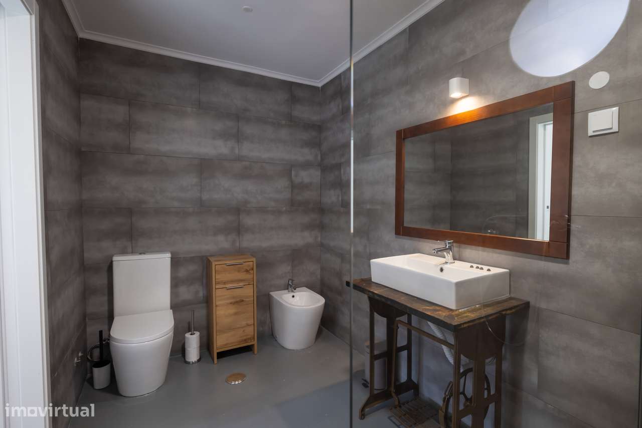 Moradia T-1 com logradouro, piscina, estacionamento.-9