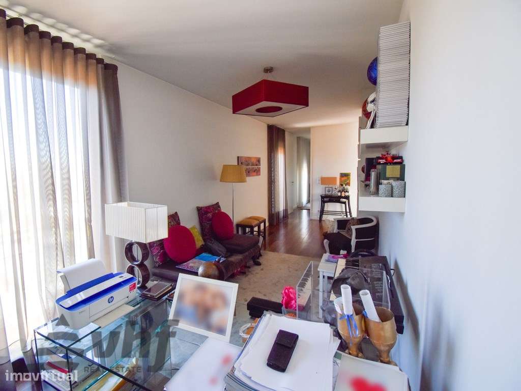 Oportunidade Única: T5 de Excelência no Condomínio Jardim das Camélias-7