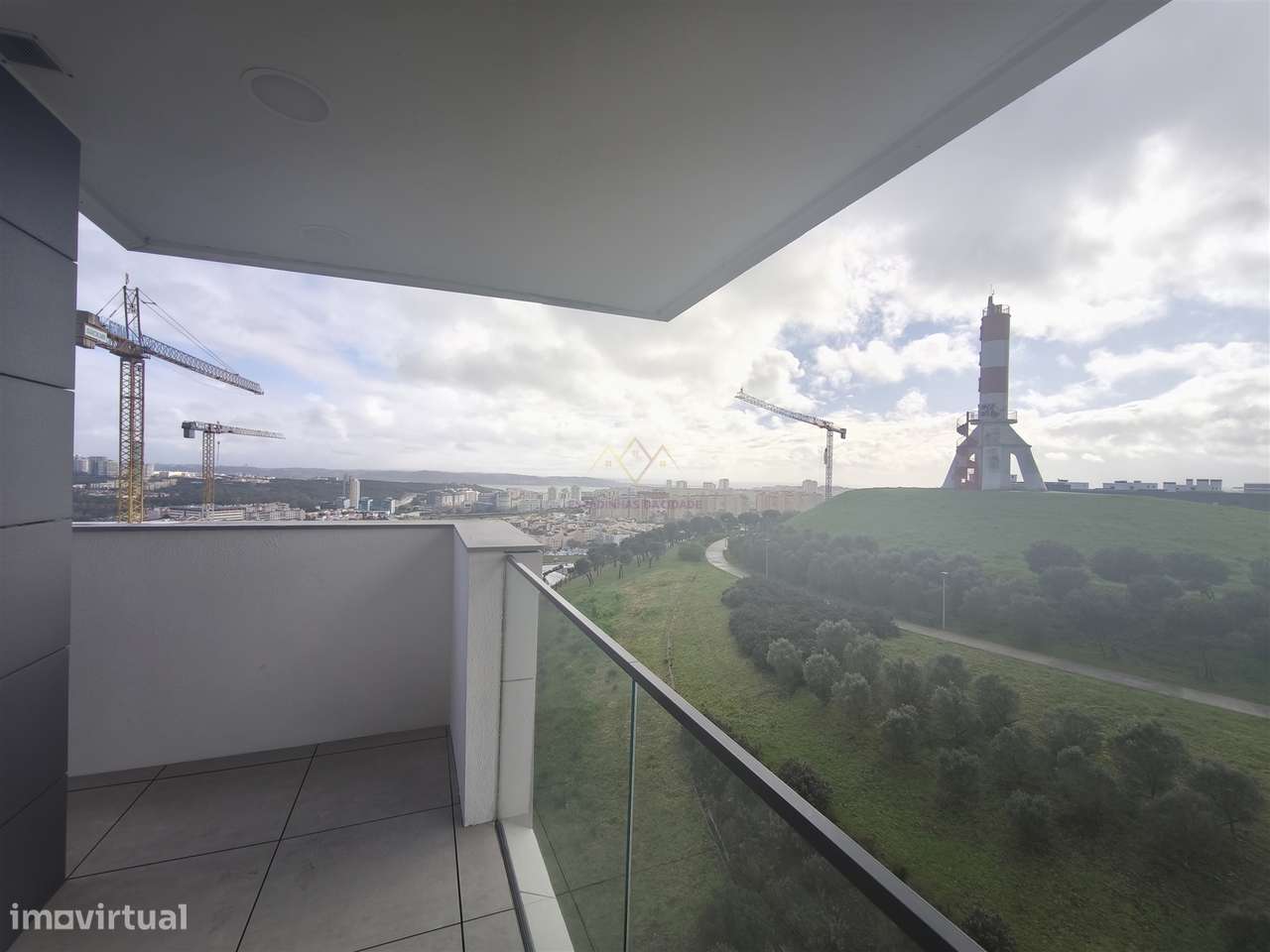 Elegância e Conforto em Carnaxide: T2 com Varandas, 2 Lugares de Garag-35