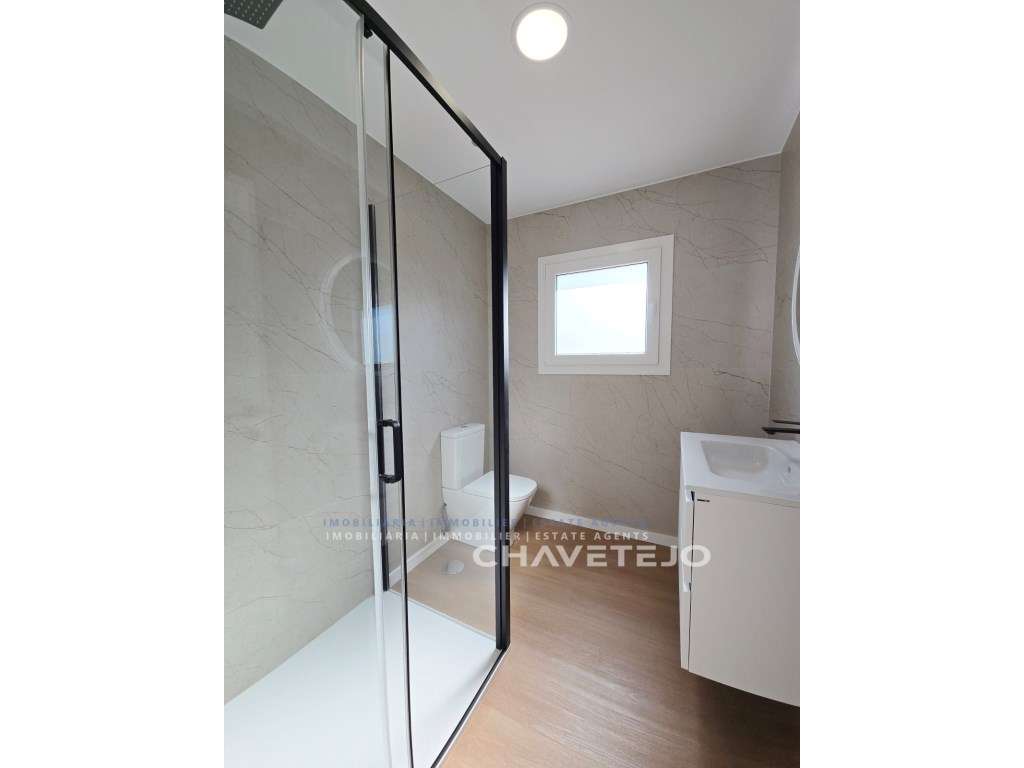 Moradia T4 Moderna c/ Garagem, estilo e Conforto a um Passo de Tomar-35