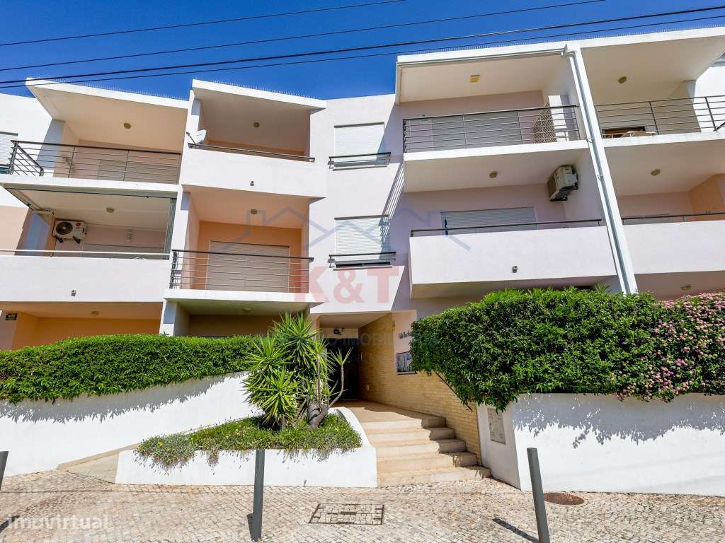Apartamento T2 com piscina e garagem a 200m do areal-21