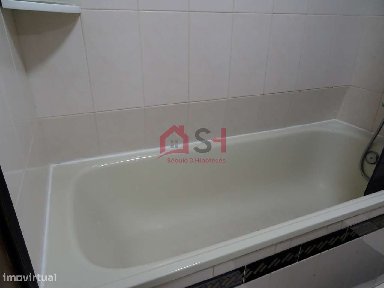 *Prédio com 2 Apartamentos + Loja + Arrecadação – Santa Cruz*-50