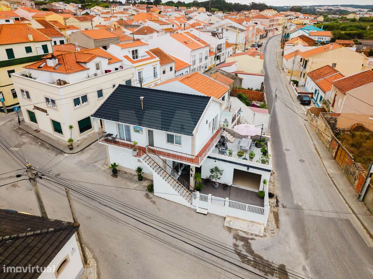 Moradia no centro de Ferrel como nova pronto a habitar.-0
