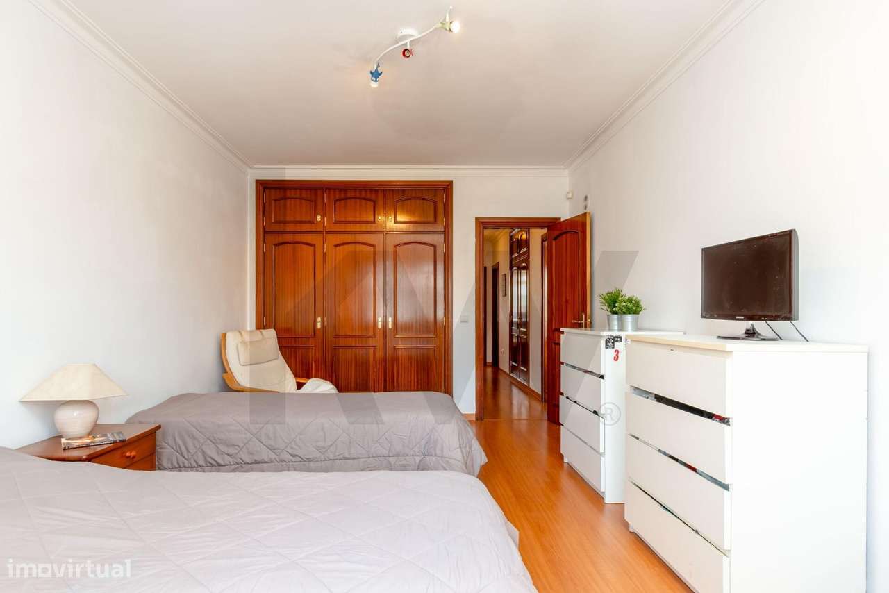 Moradia em Banda T4+1 com Jardim, Garagem e Sótão-34