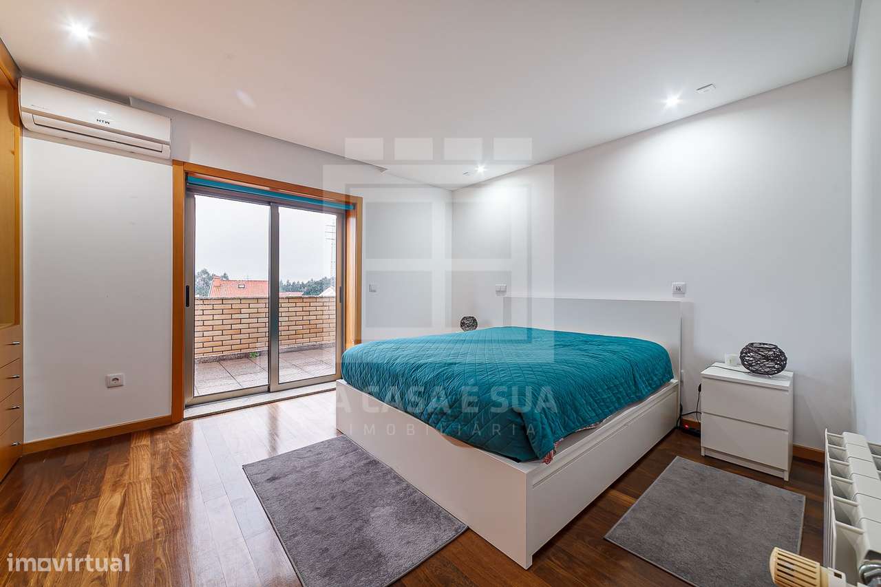 MORADIA T4+1 C/PISCINA EM COND FECHADO 3 FRENTES-32