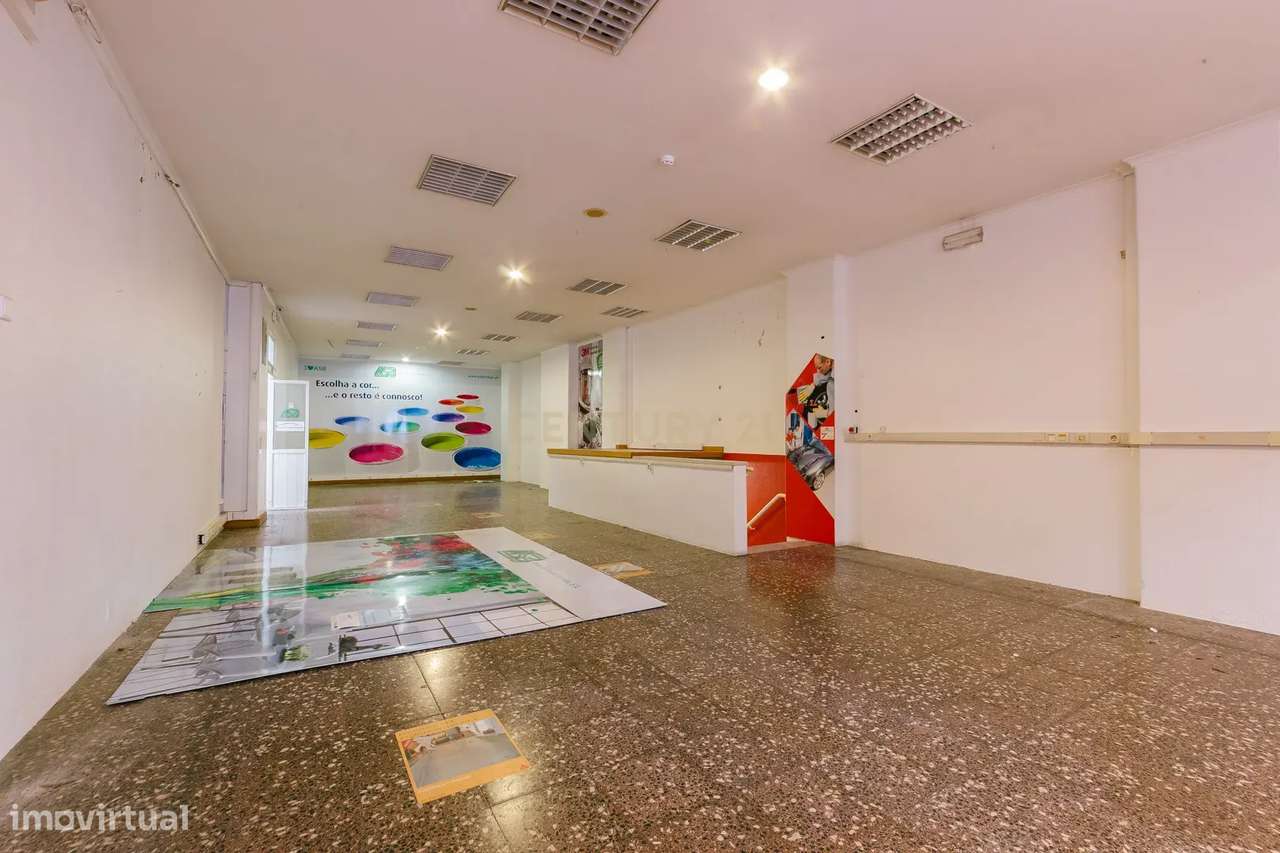 VENDE-SE IMÓVEL - LOJA, ARMAZÉM E GARAGEM NA PENHA DE FRANÇA, LISBOA - Grande imagem: 2/26