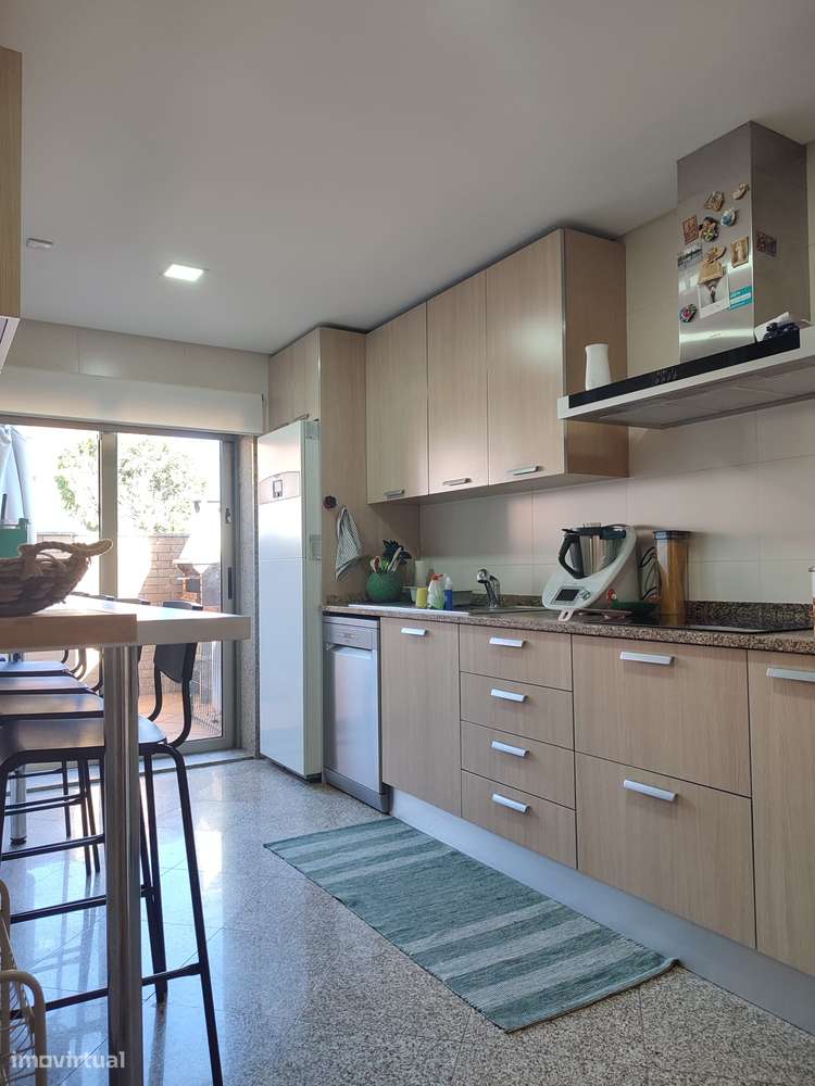 Moradia T4 (2 suites),cond. fechado, piscina, campo de jogos e ginásio-8