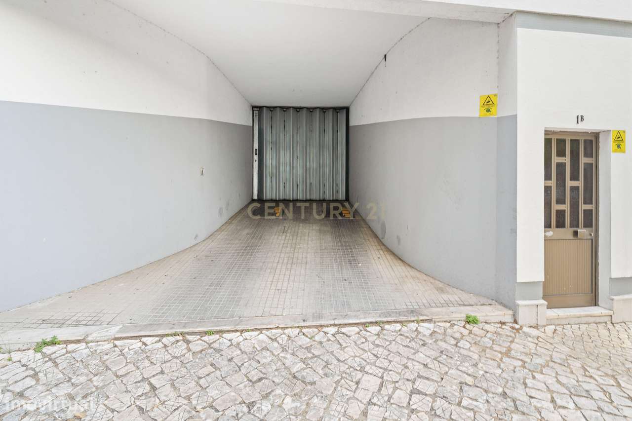 Espaçoso T3 Remodelado com Vista Rio em Cacilhas (+ Opção de Garagem B-23