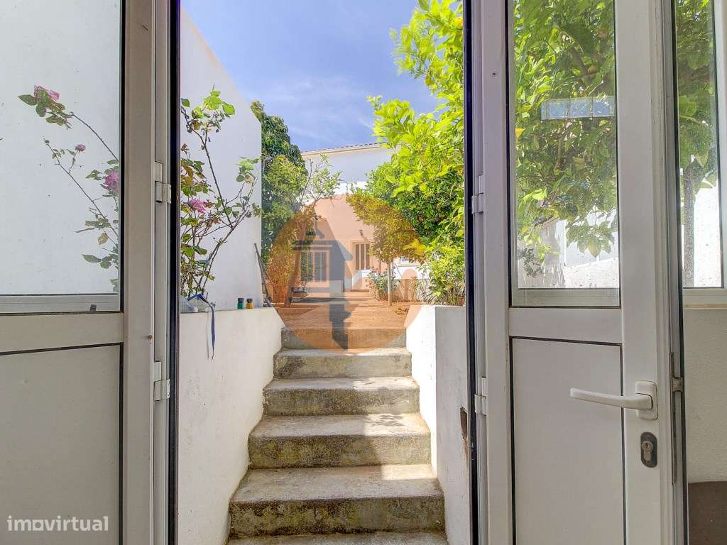 Moradia T3+2 com Jardim, Garagem e Vista Castelo no Centro de Castr...-38