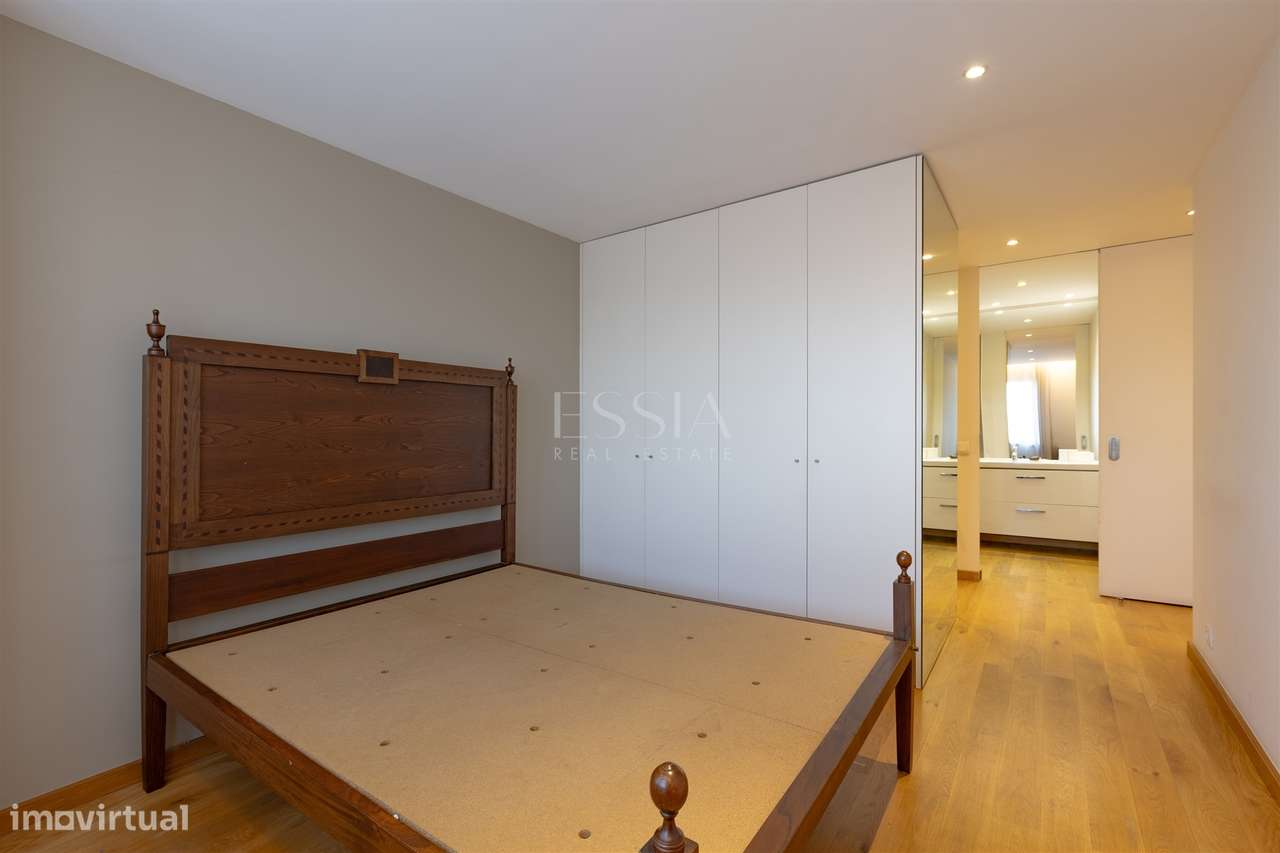 T3+1 com Varanda, 2 Lugares de garagem e Layout Personalizado, Ramalde-28