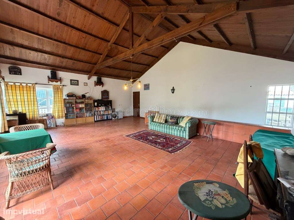 Moradia V4 com jardim relvado e piscina.-18