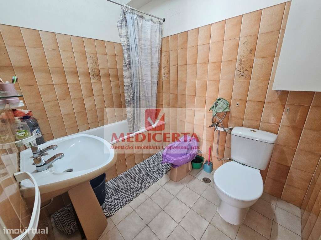 Agualva - Av. Bons Amigos - T2 (83m²)-8