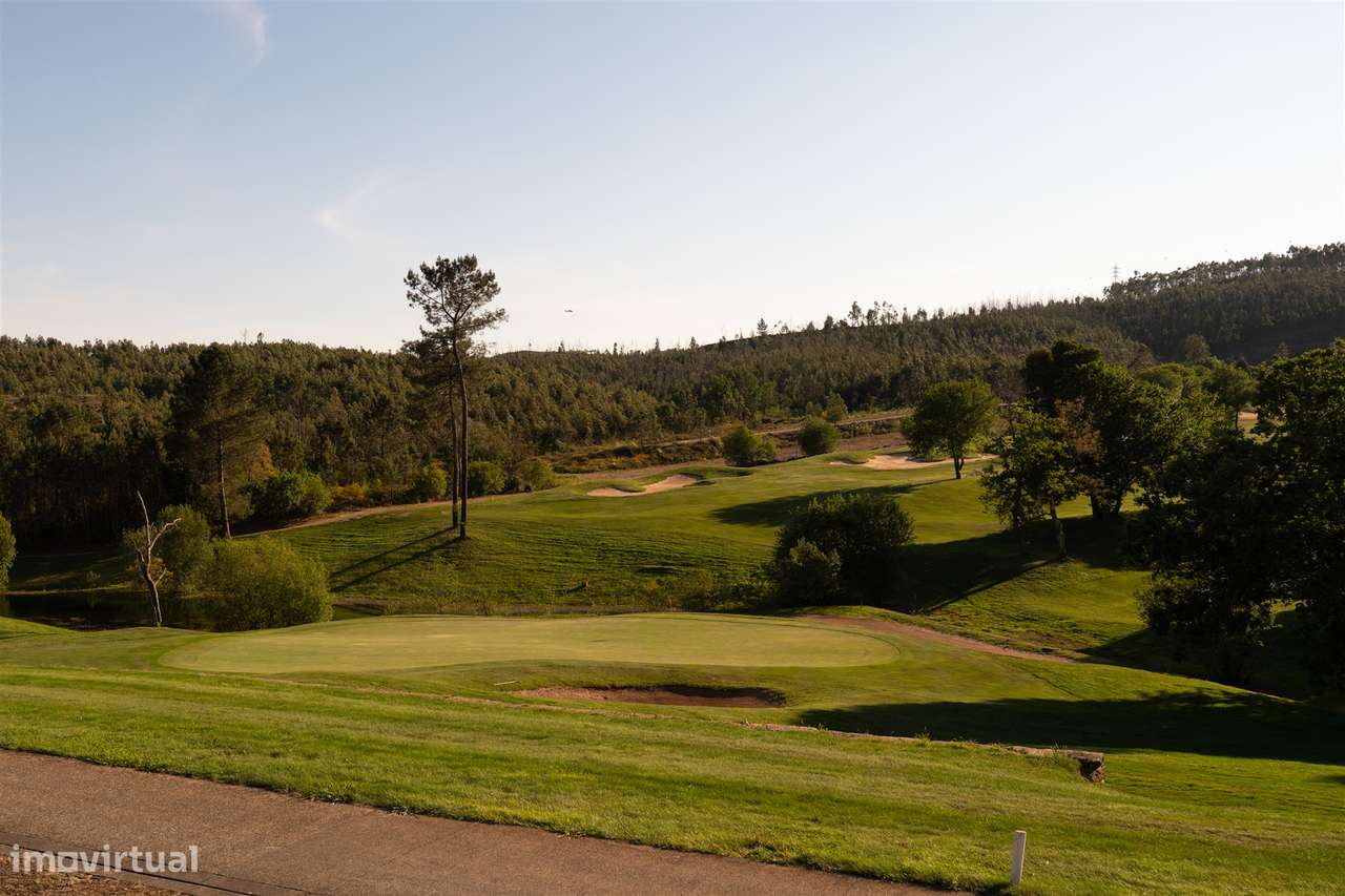 Moradia T4 com piscina, jardim e vista tranquila-29