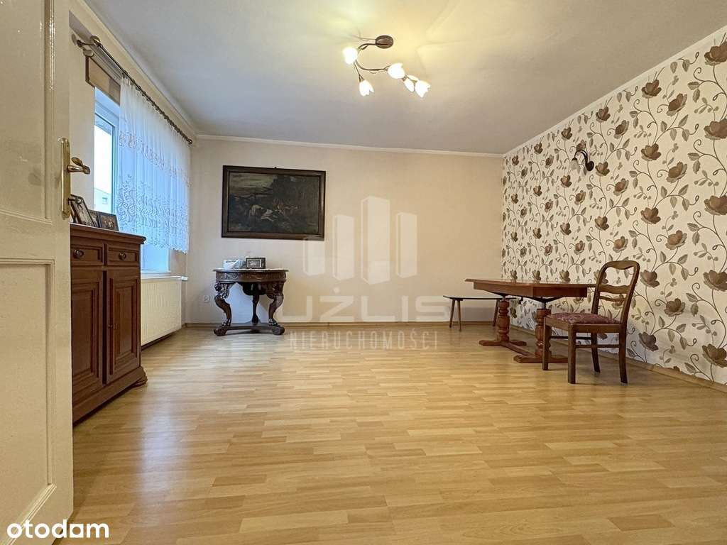 Dom z budynkami gospodarczymi w sercu Skarszew-11