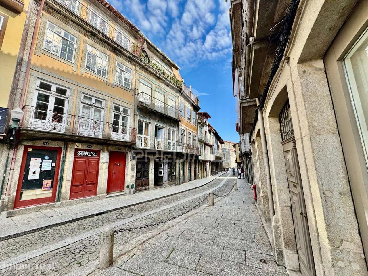PRÉDIO NO CENTRO DA CIDADE GUIMARÃES - Grande imagem: 2/25