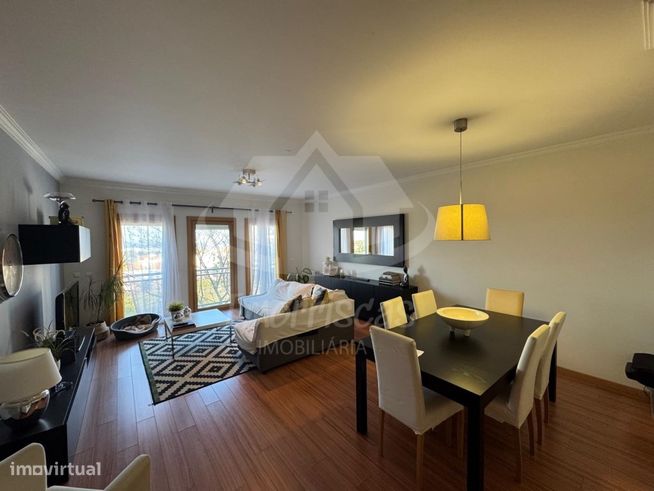Apartamento T3 com garagem no Parque das Oliveiras, Camarate-1