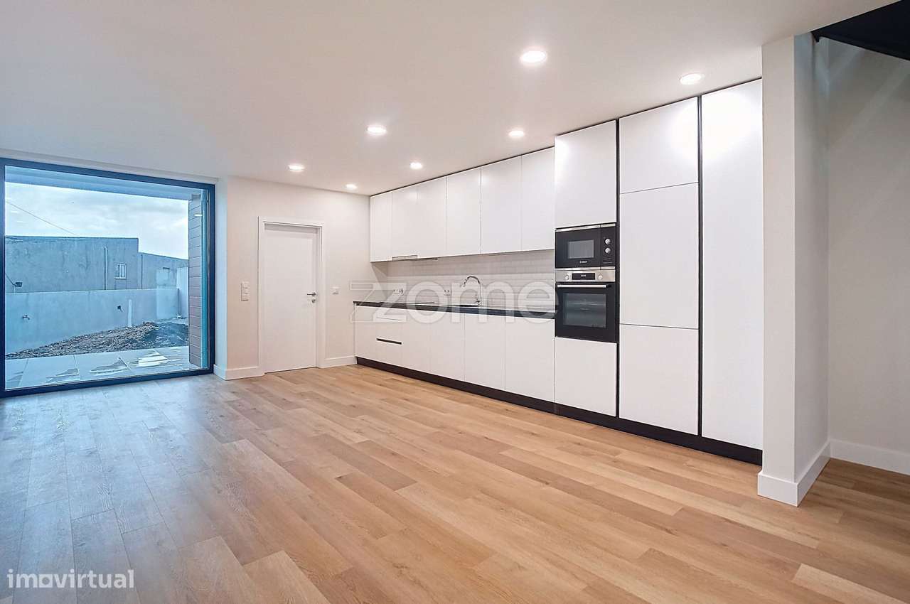 Moradia T4 De Arquitetura Moderna Em Aradas