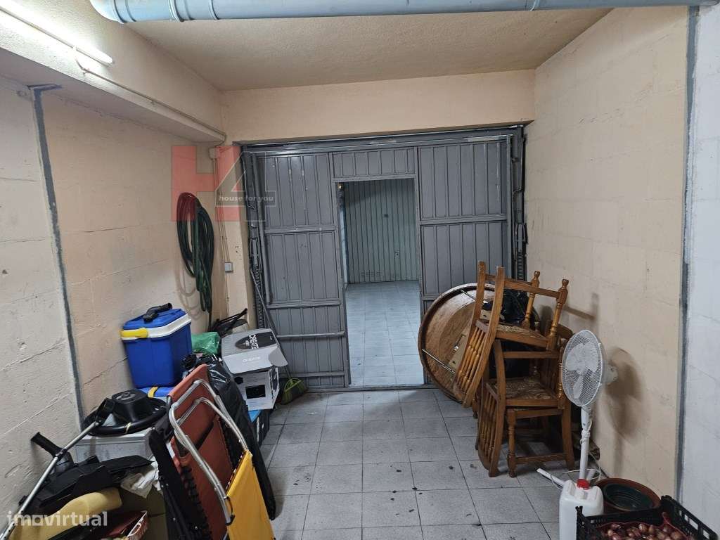 T2 com box e ótima localização na Amadora-29