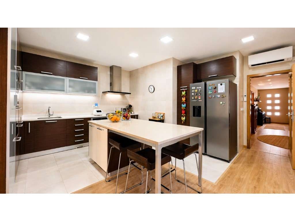 Moradia T4 isolada com piscina privada, jardim, garagem e 595 m² de...-8
