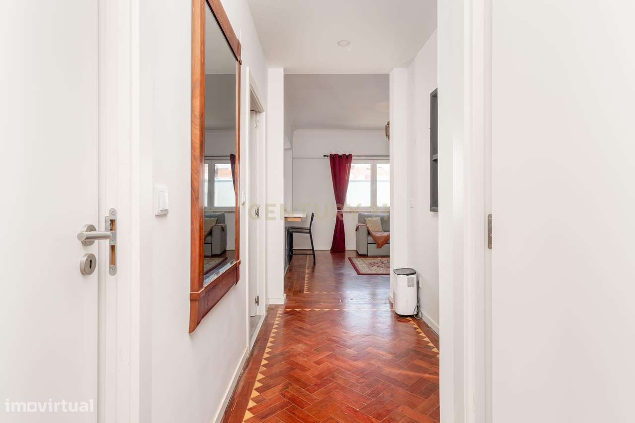 Apartamento T2 com 2 WC's e Varanda Ampla – Totalmente Renovado – Bura-29