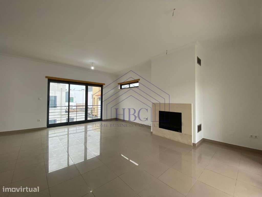 Moradia T5 Moderna e Remodelada no Feijó - Espaço, Conforto e Exclu...-9