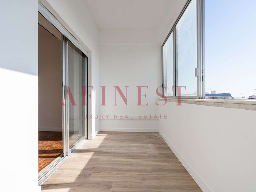 APARTAMENTO T4 EM ALMADA - VISTA RIO - 5 MIN DO BARCO PARA LISBOA - Grande imagem: 3/30