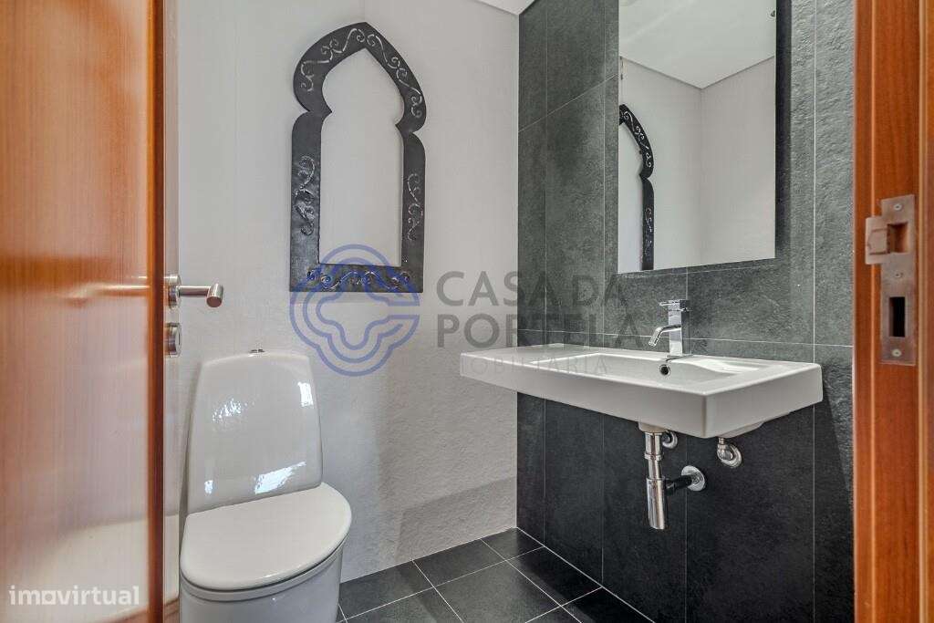 T2 Mobilado | Metro à Porta | Praia a 2 min | Garagem + Arrumos | Mato - Grande imagem: 4/19