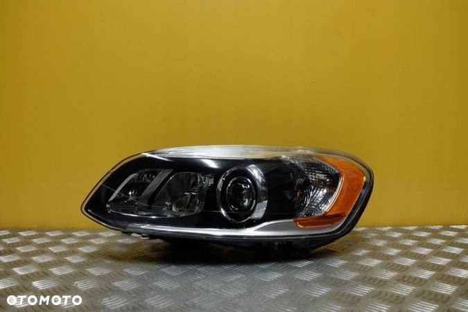 VOLVO XC60 LIFT 2013- REFLEKTOR LAMPA XENON L USA - 1