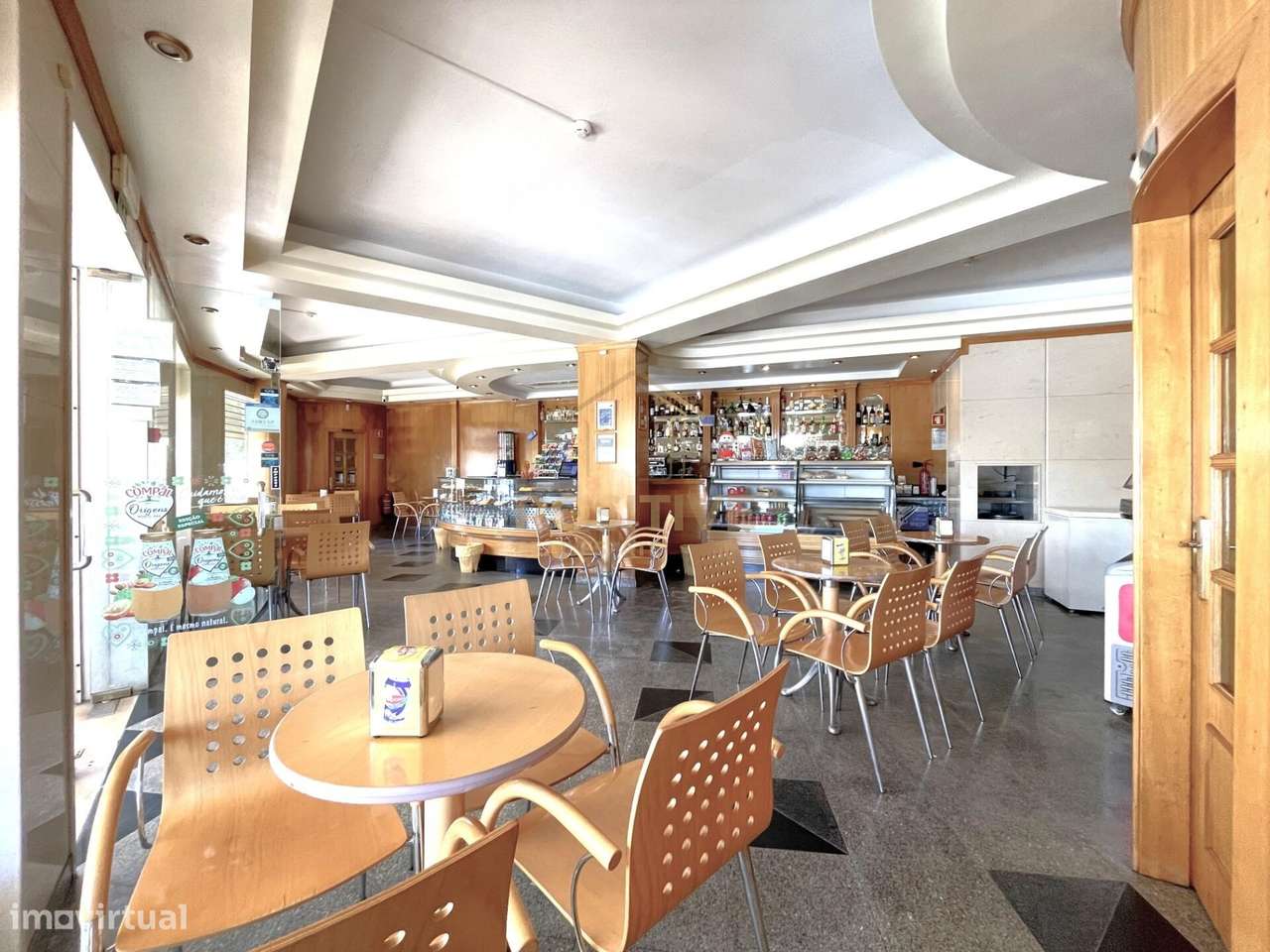 Loja com Café/Pastelaria em Funcionamento na Cova dos Vidros — Quinta-1