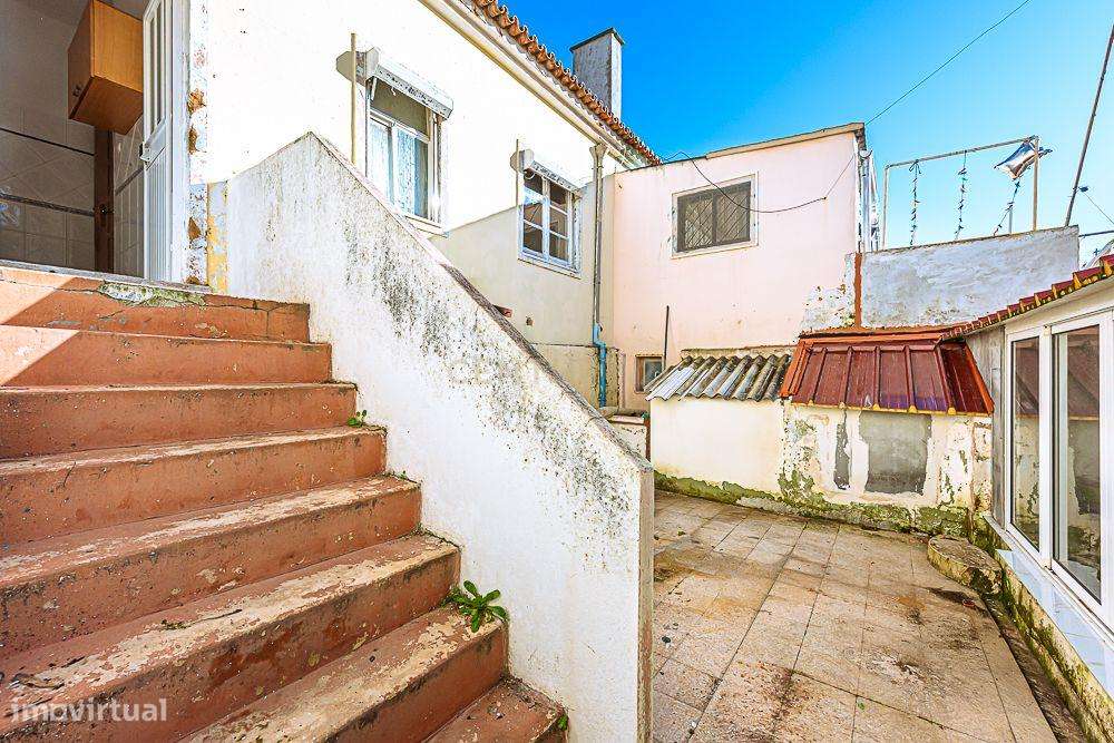 Moradia T2 bem localizada, para remodelar com logradouro, arrecadação - Grande imagem: 3/18