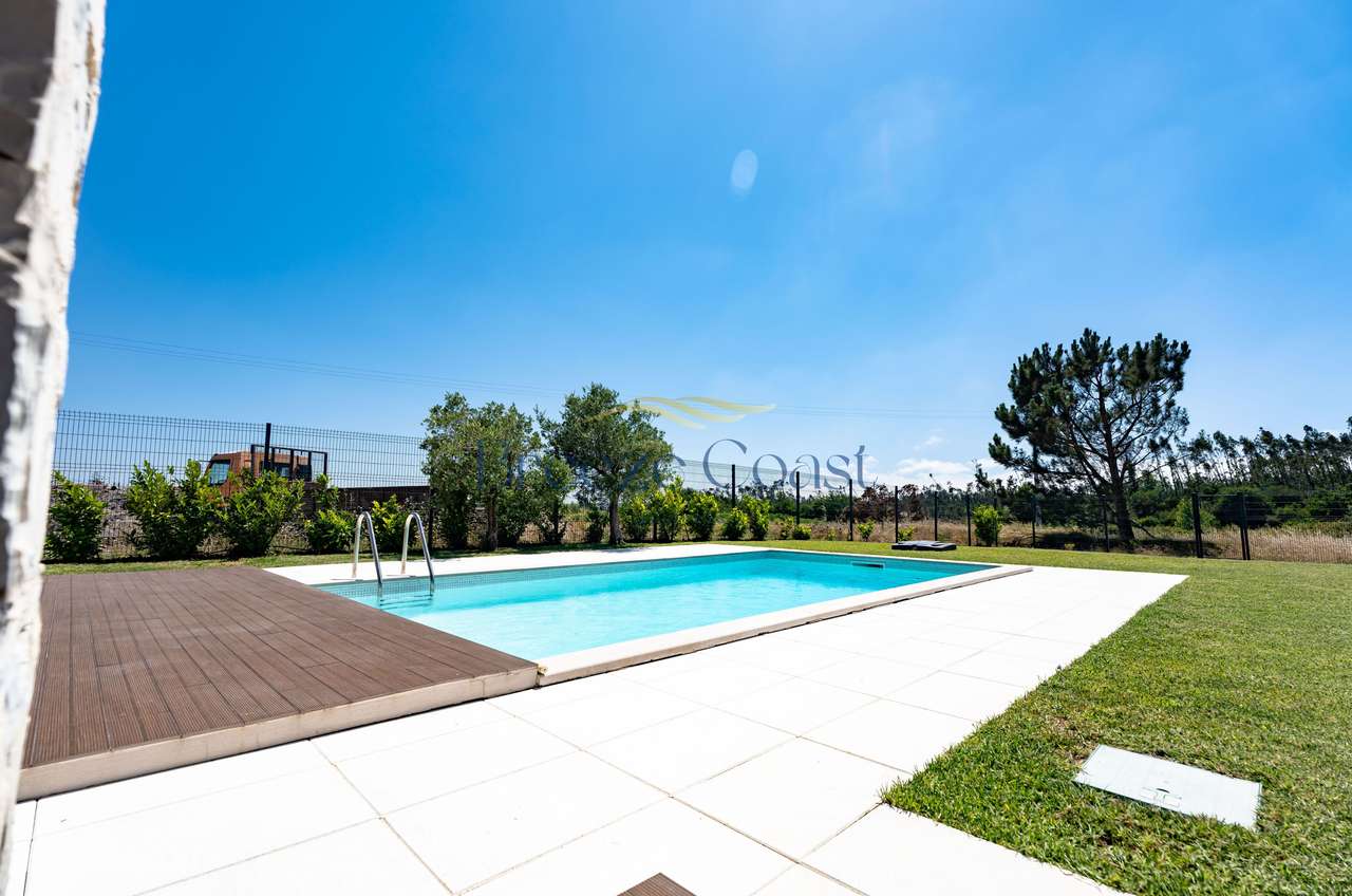 Moradia T4 Contemporânea com Piscina e Vista Desafogada-8