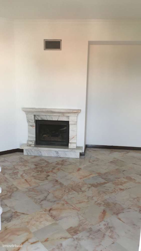 T1 + 1 renovado com grande varanda - Grande imagem: 1/18