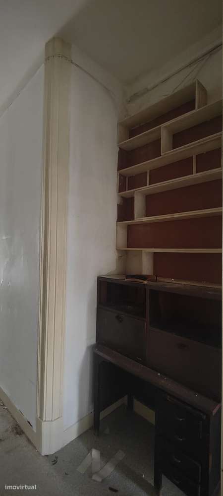 Apartamento T3 com varanda em Avenidas Novas, para remodelação total.-21