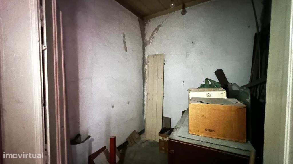 Pizzaria e Habitação no 1º andar no Centro do Montijo - Para renovar-23