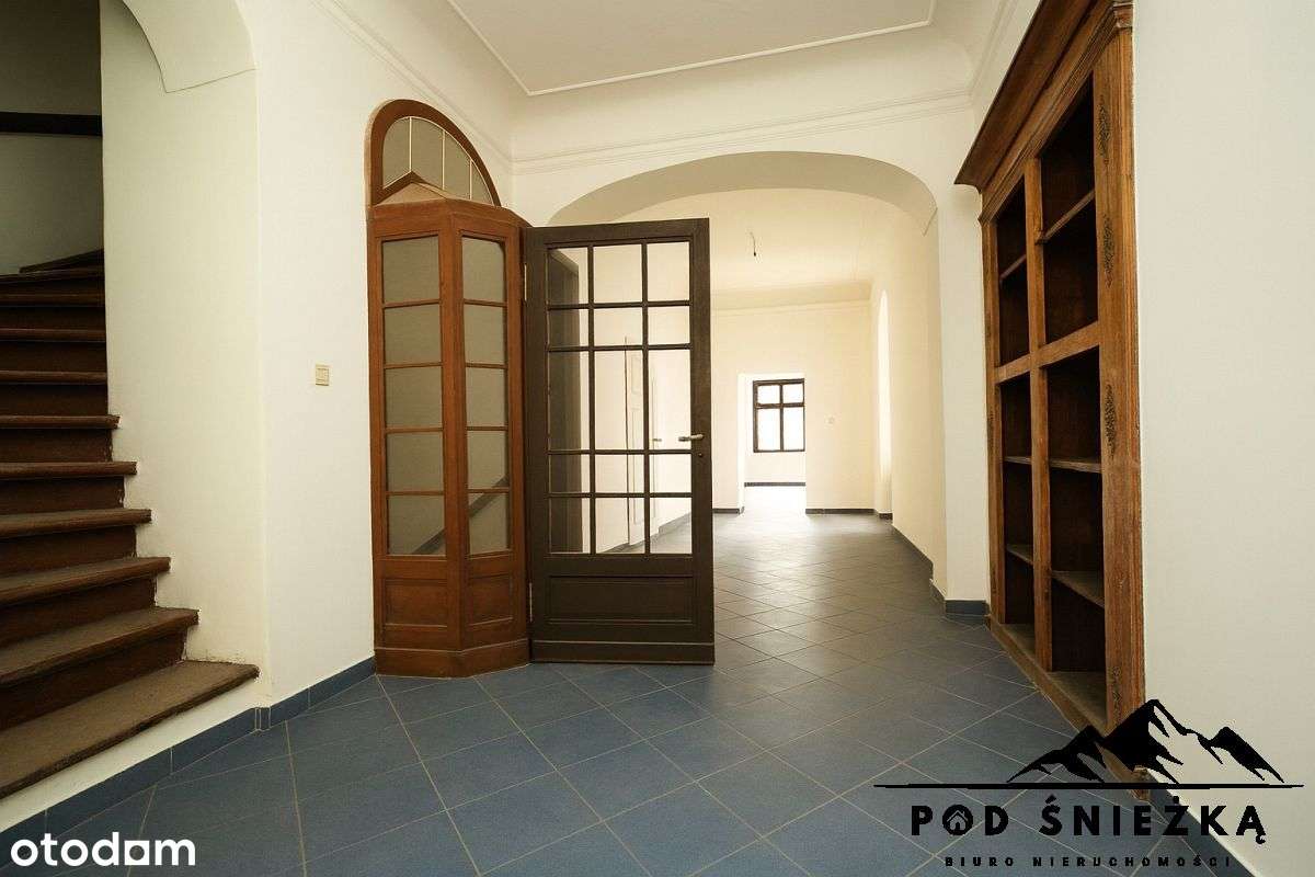 Zabytkowy obiekt handlowo-gastronomiczny- Centrum-7