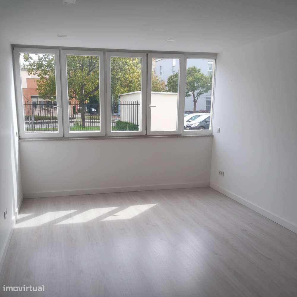 T4 remodelado com suíte • 200m Metro Alfornelos ideal para famílias - Grande imagem: 2/13