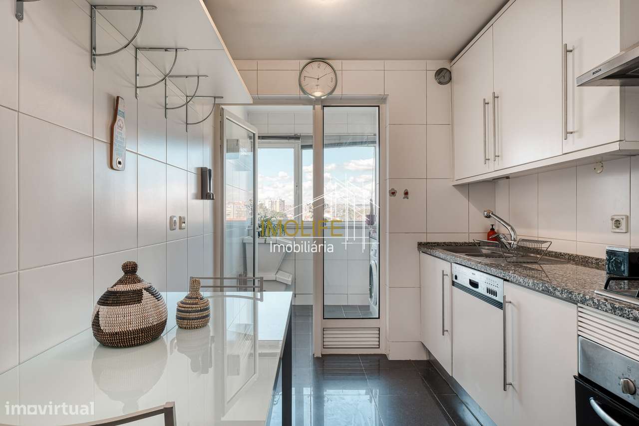 Apartamento T2 com Vista Desafogada em Benfica-7