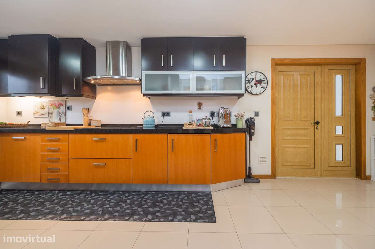 Moradia T-4+1 em Agualva Cacém-25