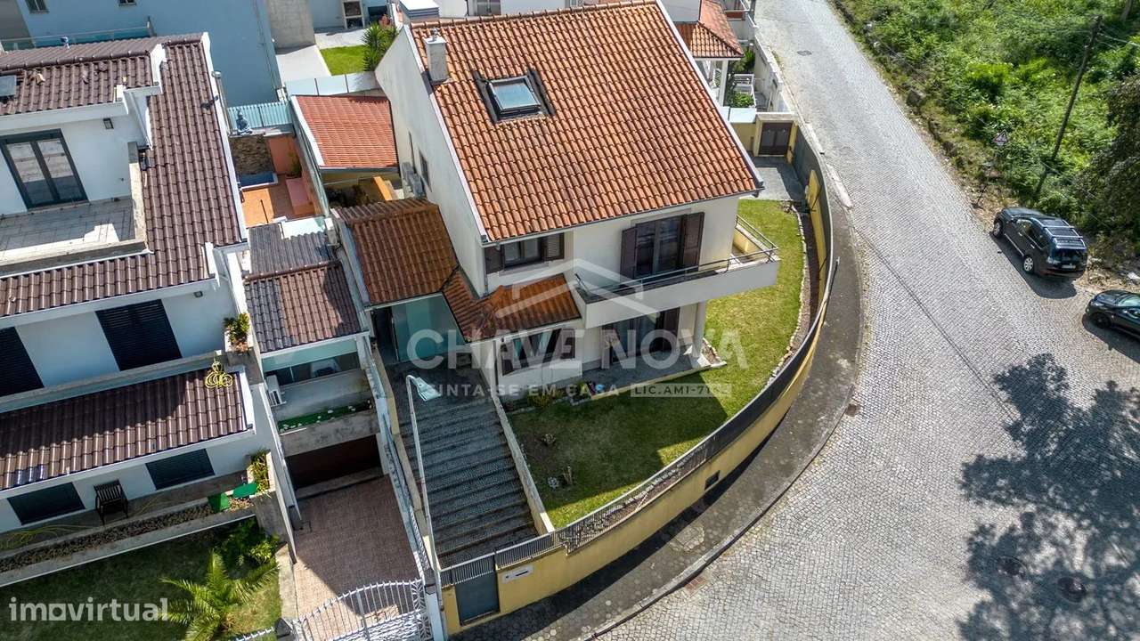 Moradia V3 de quatro frentes - Perosinho-39