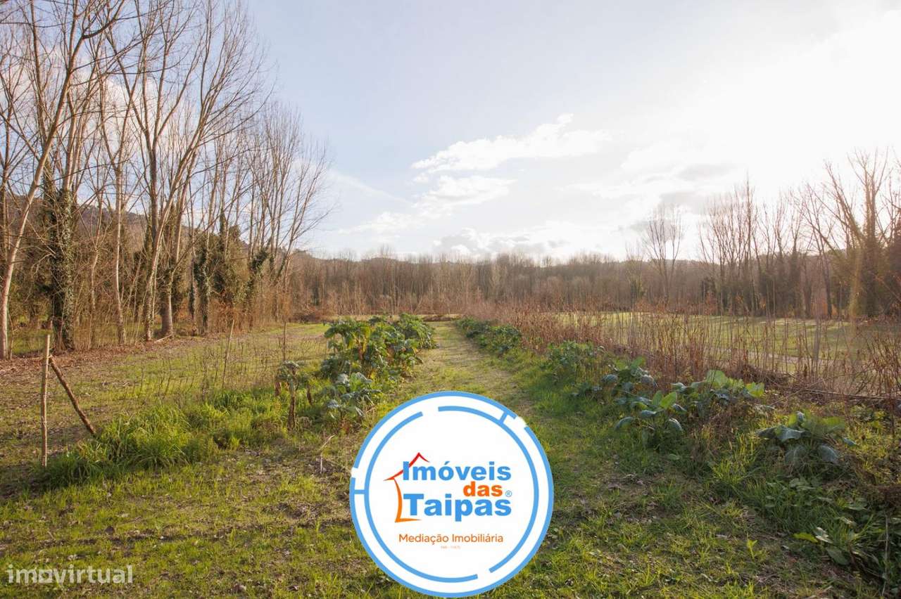 Vende-se Moradia Individual e rés-do-chão - T2-6