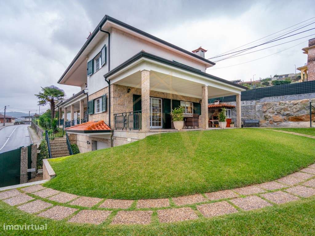 Moradia T4 em Aldão-7