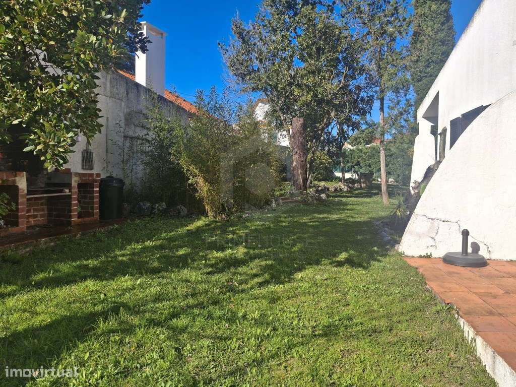 Moradia de Tradicional com Piscina em Lote de 2135 m² - Cotovia-15