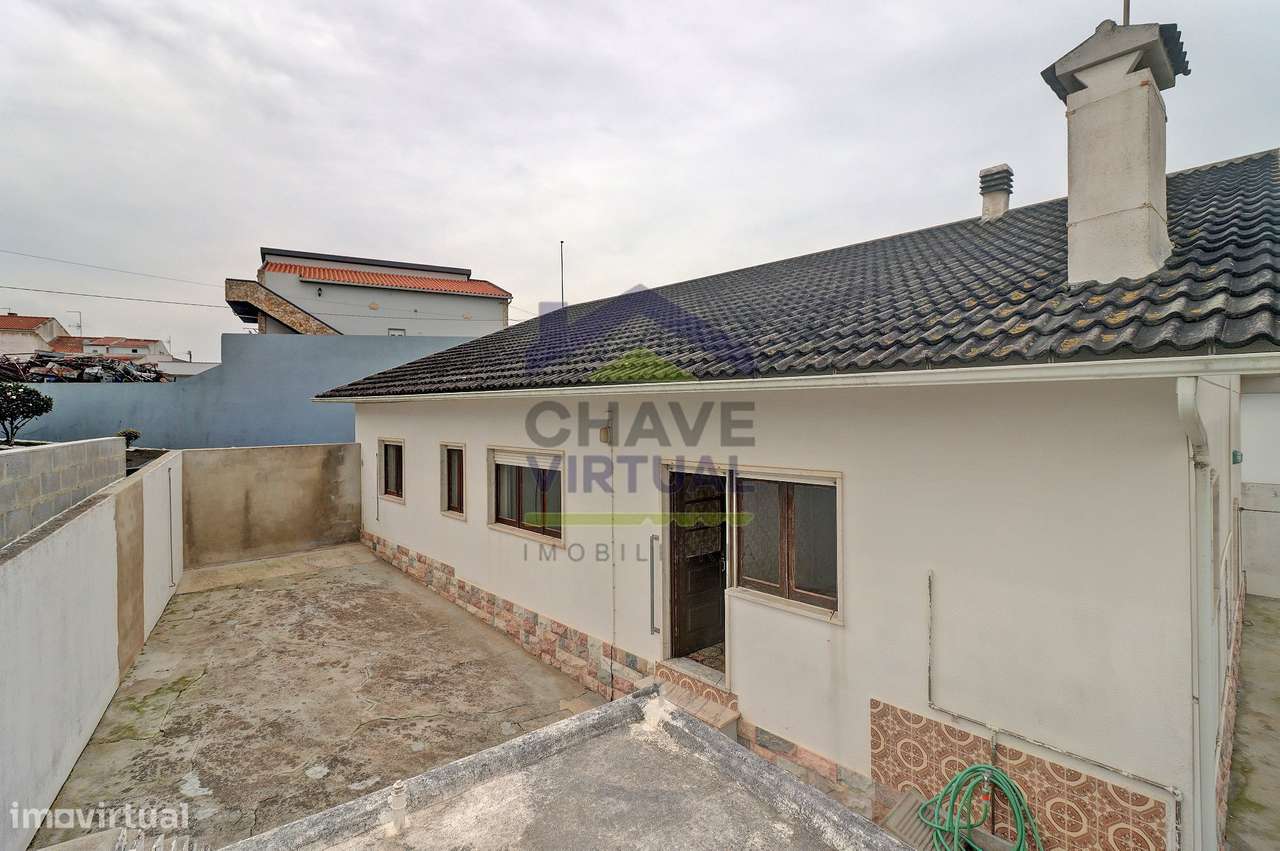 Moradia V3 com Terreno Urbano e Garagem - Seixal, Lourinhã-50