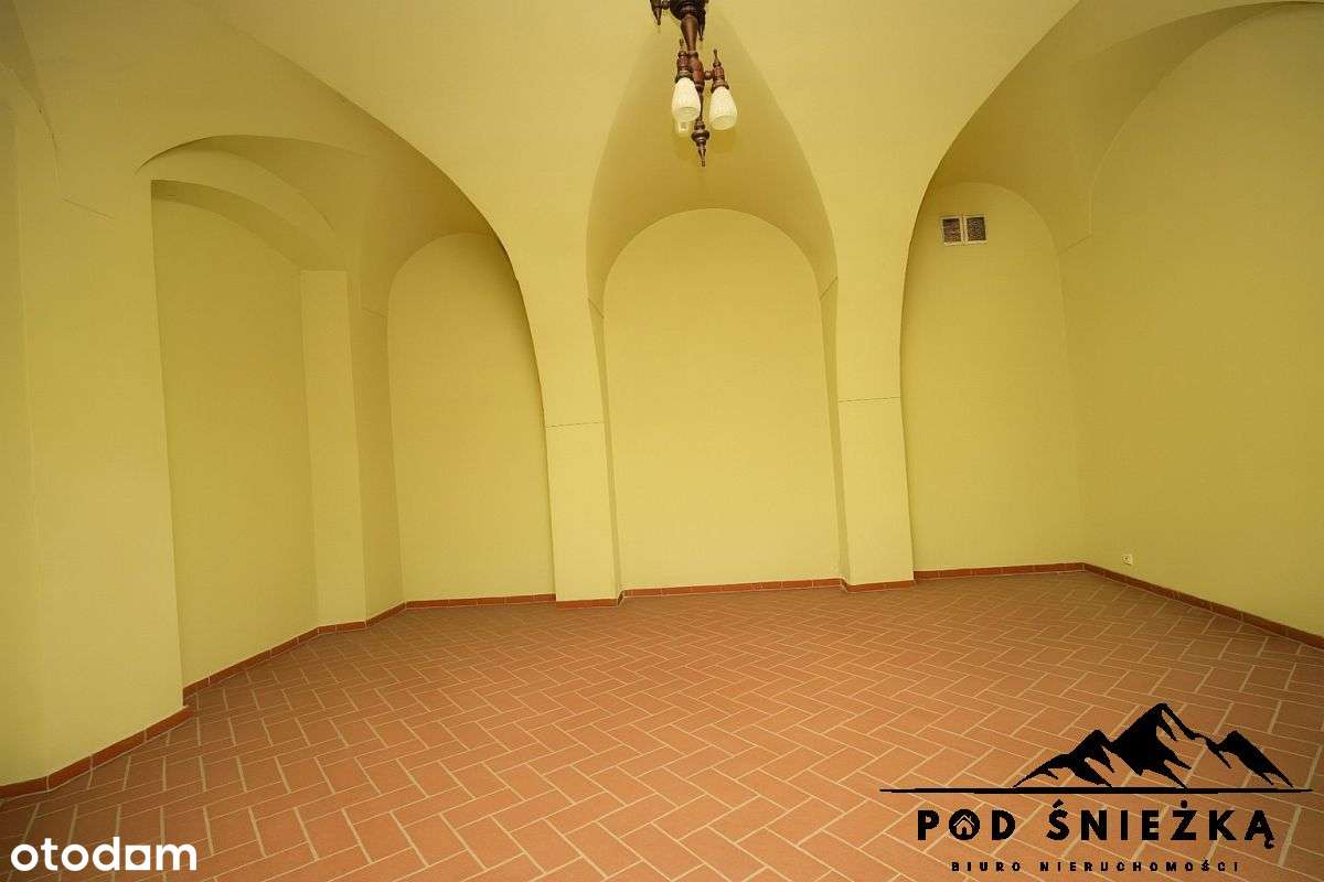 Zabytkowy obiekt handlowo-gastronomiczny- Centrum-10